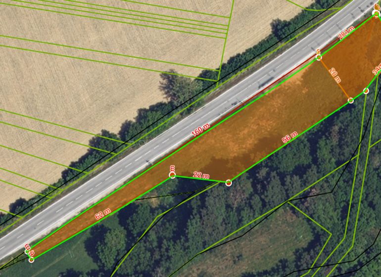 STAVEBNÝ POZEMOK 2 208 m² PRI HLAVNEJ CESTE – MODROVKA, okr. N.Mesto/V - Letecký pohľad na komerčné pozemky pri ceste v Modrovke s rozmermi pozemku.