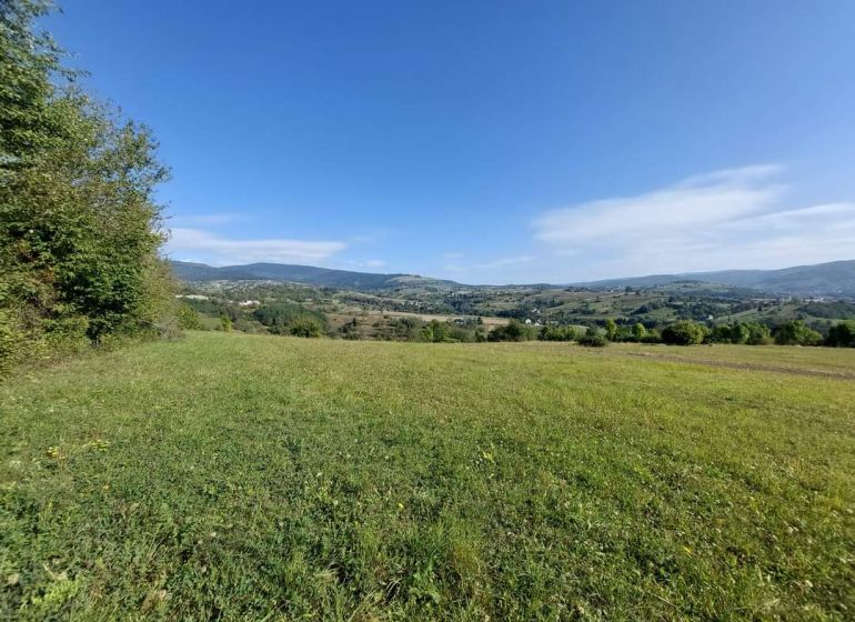 NA PREDAJ pozemok na rekreáciu..Hriňová- Blato - Rozľahlé rekreačné pozemky so zelenou lúkou a výhľadom na horskú krajinu.
