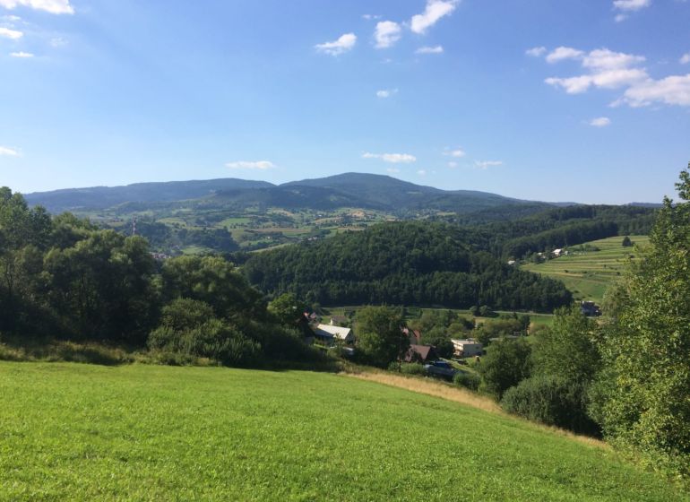 NA PREDAj pozemok na stavbu chaty HRIŇOVÁ - Panoramatický pohľad na pozemky na bývanie v Hriňovej, obklopené prírodou a lesmi.