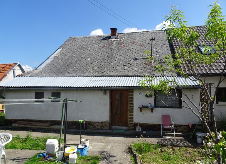 Na predaj rodinný dom Diviaky nad Nitricou - Rodinný dom v Diviakoch nad Nitricou na ulici Diviaky nad Nitricou, záhrada, jednoduchá fasáda.
