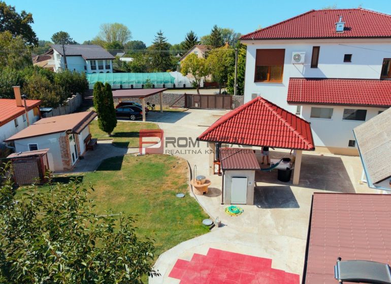 6i DVOJGENERAČNÝ DOM PO REKONŠTRUKCII S VEĽKÝM POZEMKOM A SMARTHOME –  - Rodinný dom v Ňáradi s upraveným dvorom, altánkom a garážou na priestrannom pozemku.