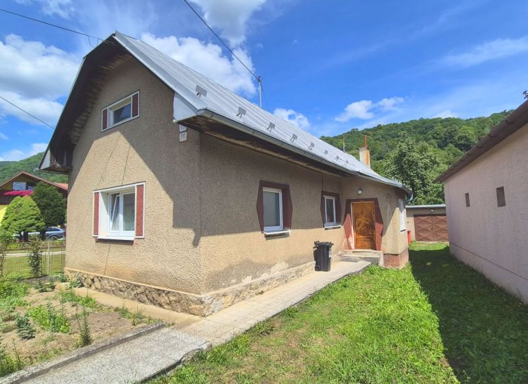 RODINNÝ DOM S VÝNIMOČNOU ZÁHRADOU, 1 141 M², BANSKÁ BYSTRICA  - Rodinný dom na Jakubskej ceste v Banskej Bystrici s okolitou zeleňou a dvorom.