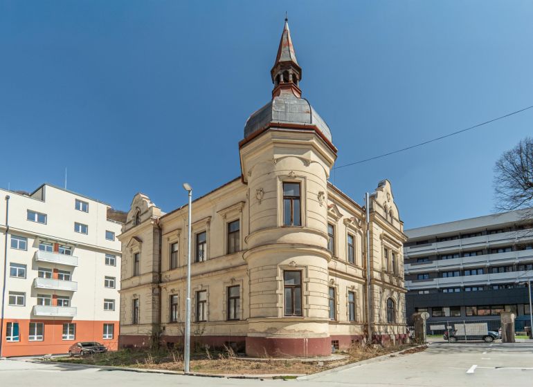 I VILA REIM – Exkluzívna investičná príležitosť  - Historická chata na Hviezdoslavovej ulici v Trenčianskych Tepliciach so zdobenou architektúrou.