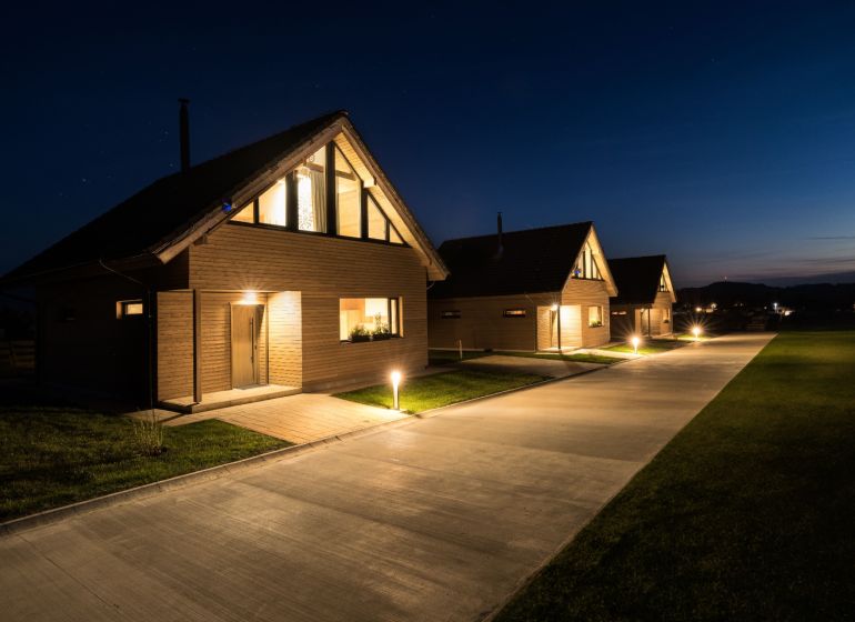 I Luxusné dvojpodlažné chalet pri Liptovskej Mare - Drevené chatky v nočnom osvetlení, Liptovský Trnovec, Hotely a penzióny.