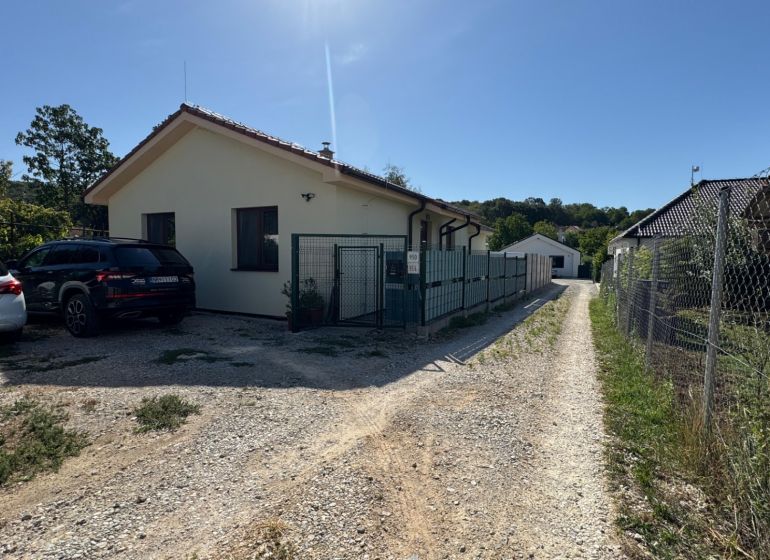 NA PREDAJ 3 - izbový Rodinný dom v obci Jarok - V Jaroku sa nachádza rodinný dom so záhradou, autom a prístupovou cestou.