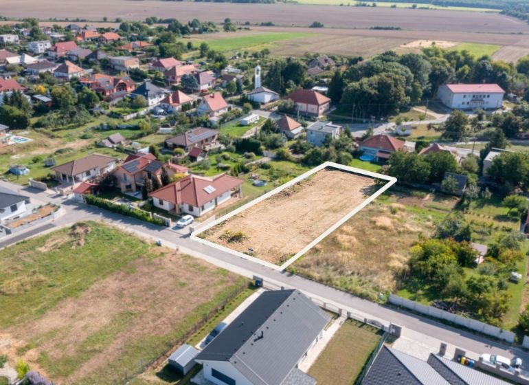 NA PREDAJ Pozemok - Párovské Háje - Pohľad na pozemok pre bývanie v Párovských hájoch, v pokojnom vidieckom prostredí.