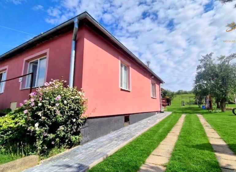 5-IZBOVÝ RODINNÝ DOM V OBCI TRHOVIŠTE  PRI MICHALOVCIACH - Rodinný dom v Trhovišti s upravenou záhradou a detským ihriskom v pozadí.