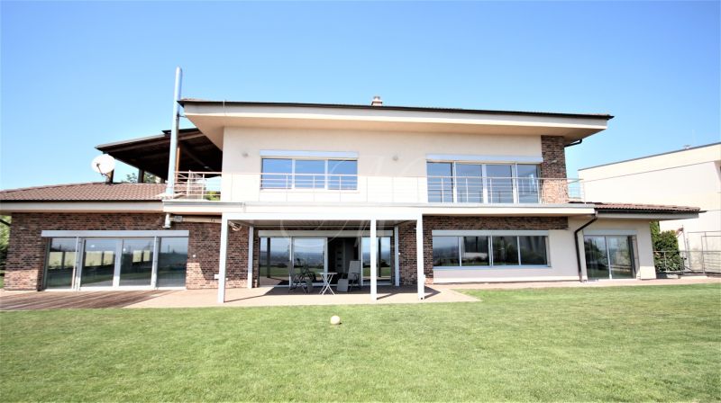 Nadštandardný dvojpodlažný 7i RD s bazénom v Novom Meste na prenájom