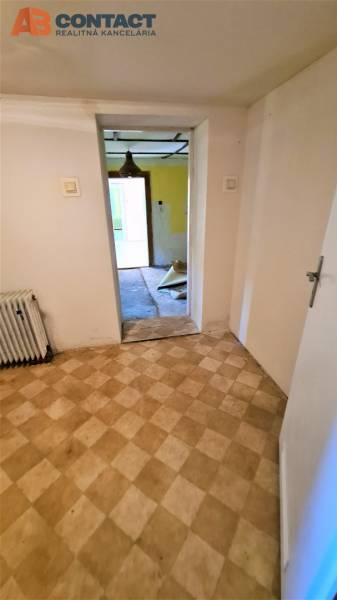 Romantický pozemok s pôvodným domom v obci Hubina - Hubina 82