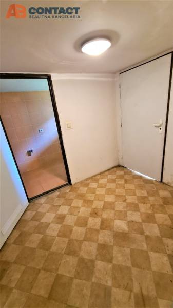 Romantický pozemok s pôvodným domom v obci Hubina - Hubina 82