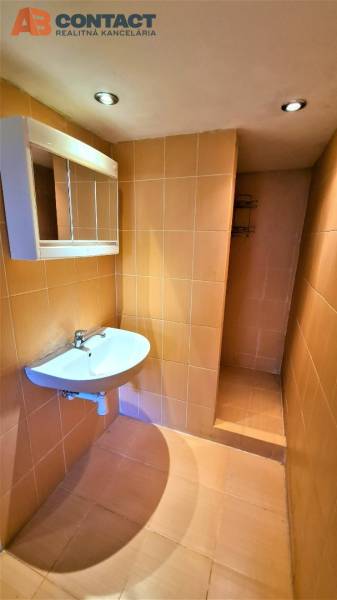 Romantický pozemok s pôvodným domom v obci Hubina - Hubina 82