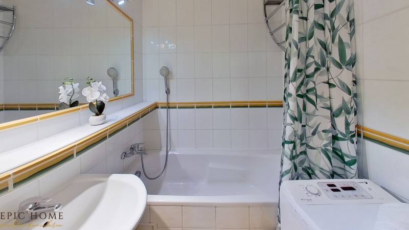 2-izbovy-byt-s-loggiou-Bratislava-ul-Bodrocka-Bathroom.jpg