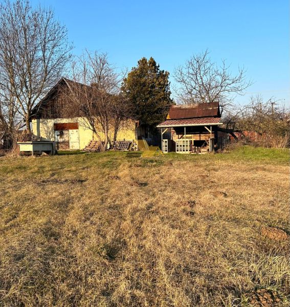 Predám pozemok so starým domom v obci Kolta