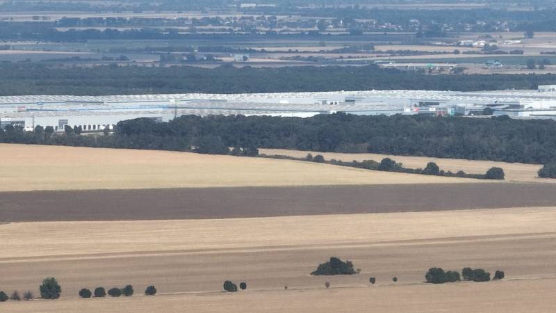 PREDAJ investičného pozemku Senec  - Blizkost skladov.JPG