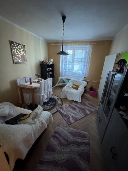 Na predaj 3 izbový byt na prízemí v centre mesta Šahy. - IMG_1427.jpeg