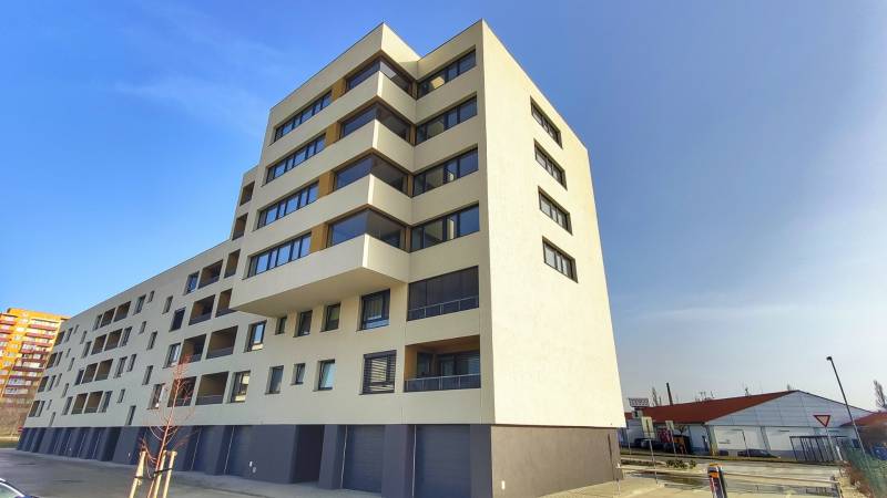 NA Predaj 4 izbový byt v projekte VINICE Pezinok 150m2 - Vinice budova zo zadu.jpeg