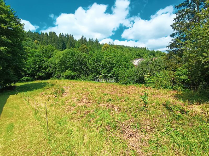 Na predaj slnečný a rovinatý stavebný pozemok 963 m2, Divina pri Žiline