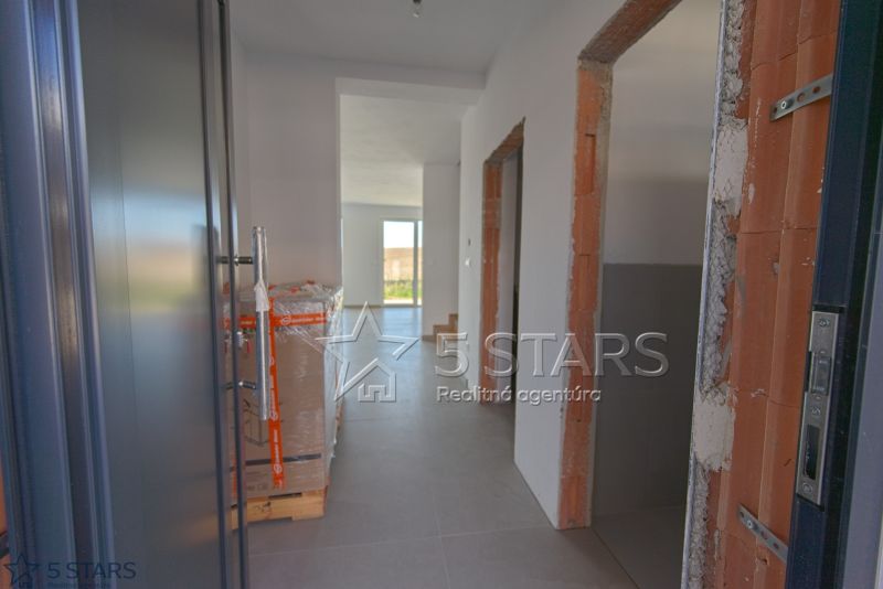 Novostavba 4 izb. RD „ J“, Mníchovská alej - rodinny dom-mnichovska alej-5starsreality-3.jpg