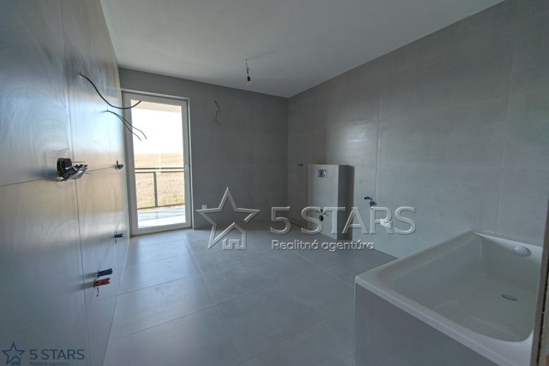Novostavba 4 izb. RD „ J“, Mníchovská alej - rodinny dom-mnichovska alej-5starsreality-10.jpg