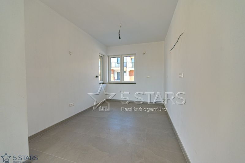 Novostavba 4 izb. RD „ J“, Mníchovská alej - rodinny dom-mnichovska alej-5starsreality-8.jpg