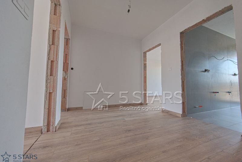 Novostavba 4 izb. RD „ J“, Mníchovská alej - rodinny dom-mnichovska alej-5starsreality-9.jpg