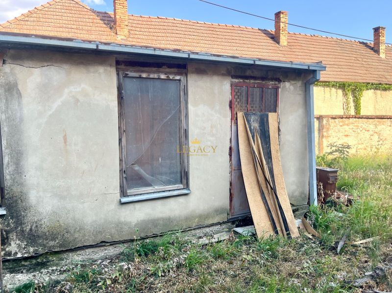 Pozemok s dvomi prístupmi a starším domom v Reci - IMG_5826.jpeg