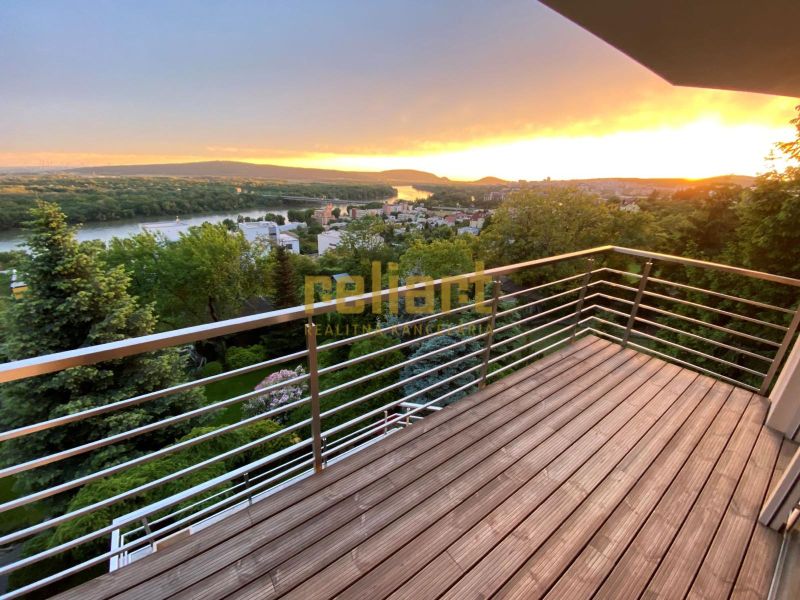 Staré mesto:Na prenájom luxusný 4i byt v RD/eng. text inside