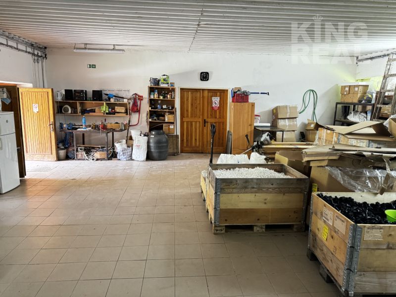 Výrobné haly s administratívou a rozľahlým pozemkom. - -66b4a308624c410dc0212180.jpg