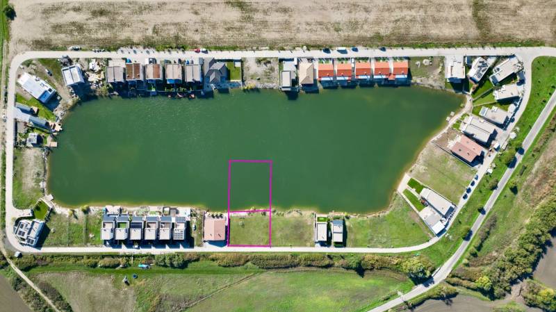 Predaj výnimočného pozemku na brehu súkromného jazera s plážou - Boldog Pozemky - bývanie predaj reality Senec