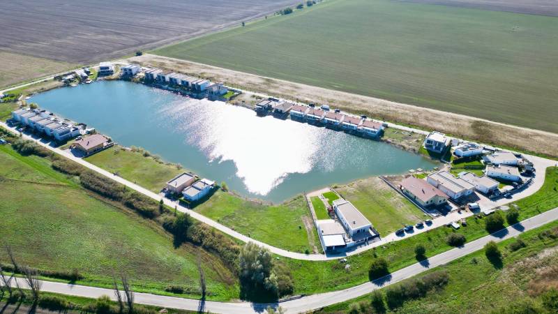 Predaj výnimočného pozemku na brehu súkromného jazera s plážou - Boldog Pozemky - bývanie predaj reality Senec