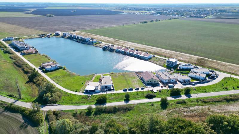 Predaj výnimočného pozemku na brehu súkromného jazera s plážou - Boldog Pozemky - bývanie predaj reality Senec