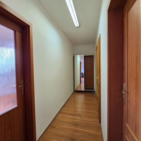 Veľký 2 izbový zariadený  byt na dlhodobý prenájom v centre s balkónom - 20241028_123604.jpg
