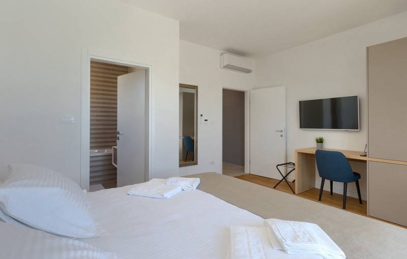 CHORVÁTSKO - Krásna moderná vila s garážou - POREČ - 41.jpg