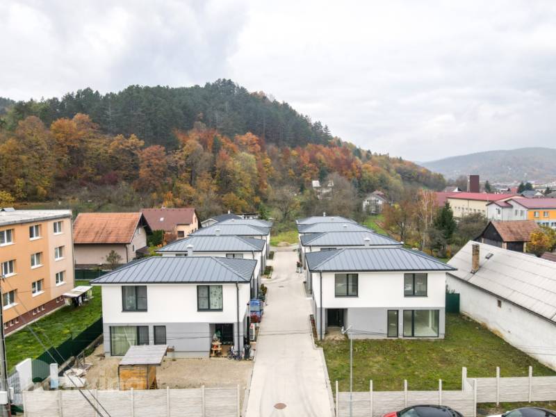 NOVOSTAVBA - 4i rodinný dom 117 m2 - Streženice - Púchov - upravene pozemok-02.jpg