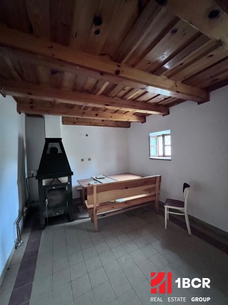 PREDAJ VINOHRADNÍCKEJ STAVBY S HISTORICKOU VÍNNOU PIVNICOU- SEBECHLEBY - Drevený strop a krb v dome na ulici Mladá Hora, priťahujú zvláštne nehnuteľnosti.