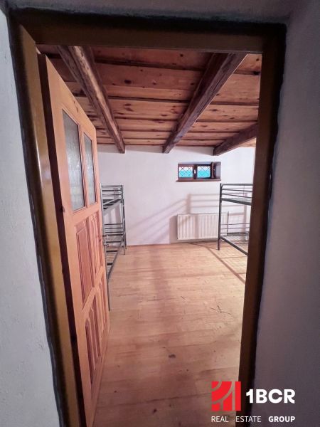 PREDAJ VINOHRADNÍCKEJ STAVBY S HISTORICKOU VÍNNOU PIVNICOU- SEBECHLEBY - Izba s drevenou podlahou a stropom, dve kovové poschodové postele, radiátor.