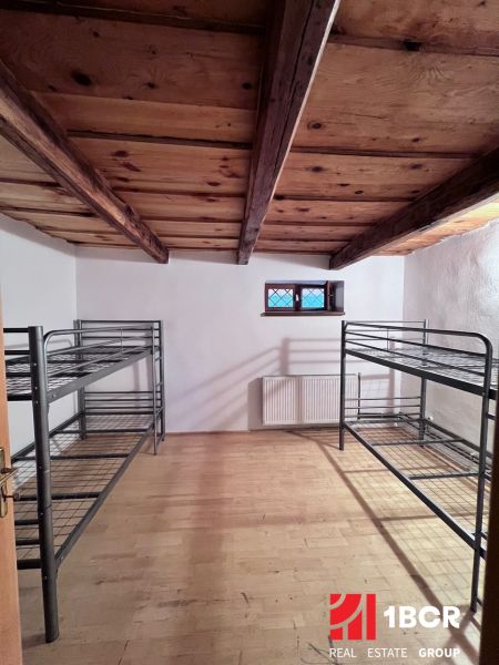 PREDAJ VINOHRADNÍCKEJ STAVBY S HISTORICKOU VÍNNOU PIVNICOU- SEBECHLEBY - Poschodové postele v izbe s dreveným stropom na ulici Mladá Hora. Zvláštne nehnuteľnosti.