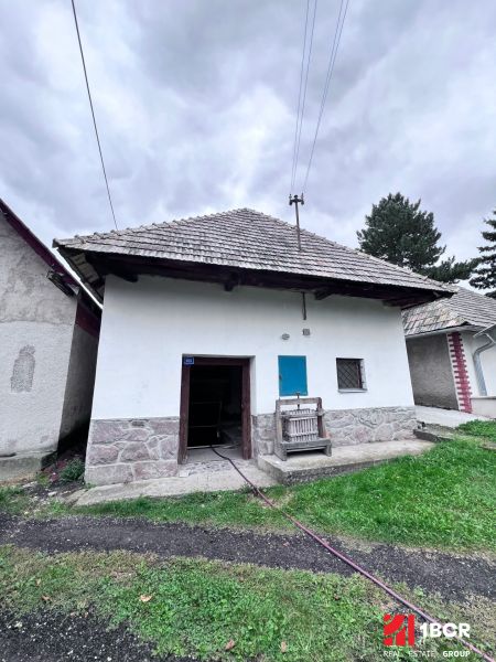 PREDAJ VINOHRADNÍCKEJ STAVBY S HISTORICKOU VÍNNOU PIVNICOU- SEBECHLEBY - Dedinský dom na ulici Mladá Hora, obklopený zvláštne nehnuteľnosti. Tradičná architektúra.