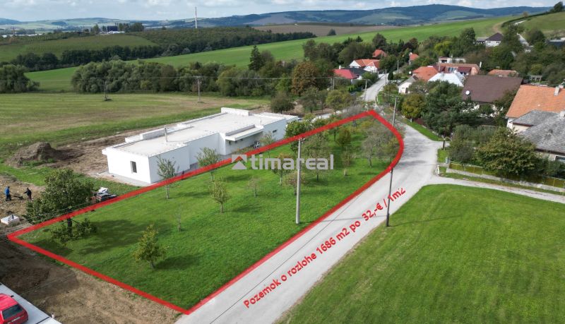 Ponúka na predaj pozemok v obci Poriadie u Vlčkov