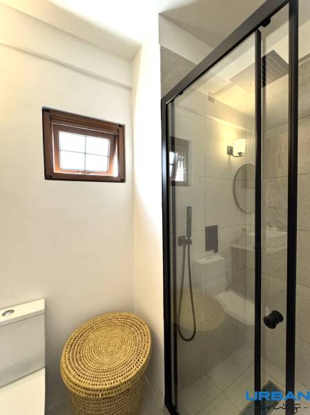 APARTMÁN NA PREDAJ V PAJE, ZANZIBAR - Kúpeľňa a 1-izbový byt: sprchový kút, malé okno, pletený kôš, jednoduchý dizajn.