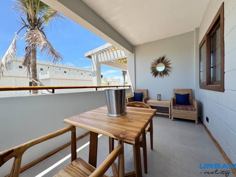 APARTMÁN NA PREDAJ V PAJE, ZANZIBAR - Balkón s ratanovým nábytkom a stolom, výhľad. Vhodné pre a 1-izbový byt na relax.