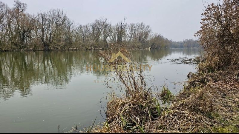 Slnečný pozemok pri vode Malý Dunaj, Nová Dedinka, okres Senec