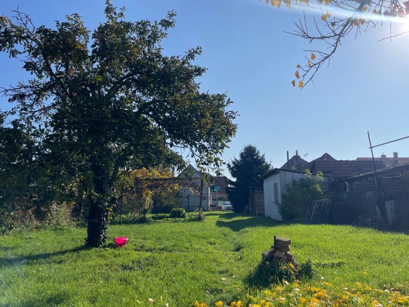 - Pozemok 1104m2 s rodinným domom, Okružná ulica