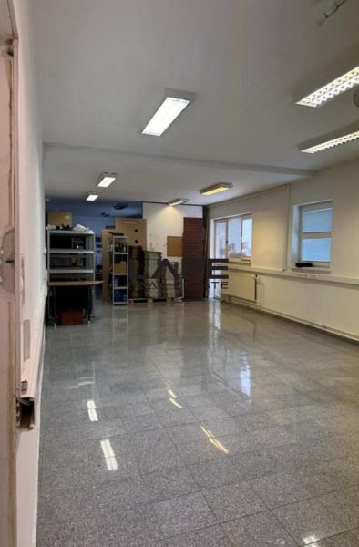 Prenájom - skladové priestory/kancelária, Vlčie hrdlo, Bratislava - Priestranná kancelária s lesklou podlahou, policami a osvetlením, vhodná pre kancelárske priestory.