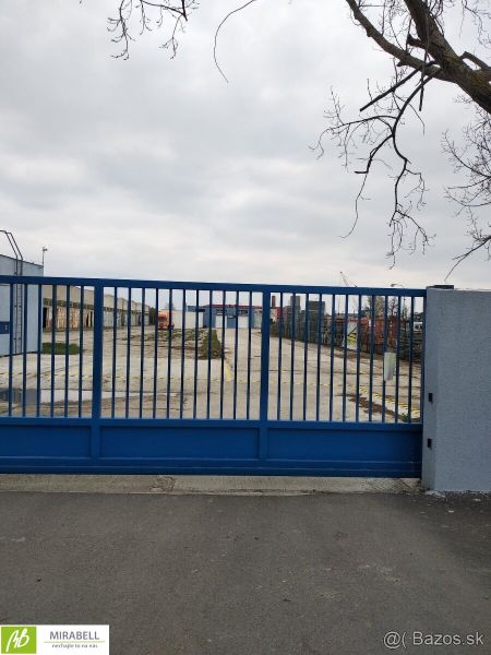 Spevnené plocha a lodné kontajnery v uzavretom areáli - Vajnory - Na ulici Pri starom letisku brána vedie do Pozemky - komerčné areálu.