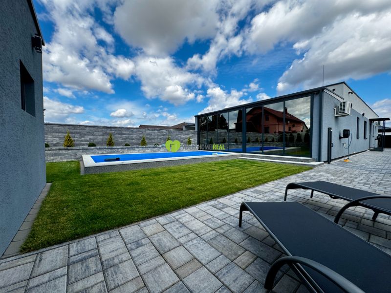 LUXUSNÝ 4-IZBOVÝ BUNGALOV S BAZÉNOM, FOTOVOLTAIKOU A GARÁŽOU ČAŇA