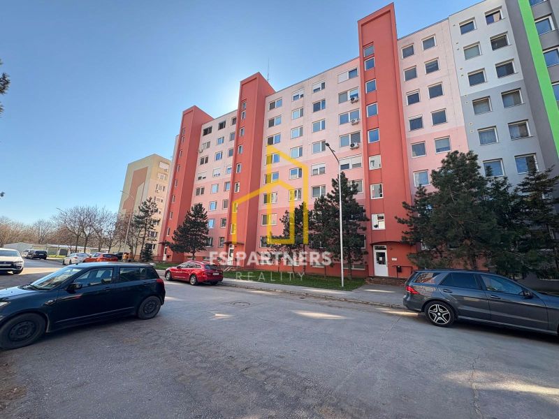 Kompletne zariadený 2-izbový byt (pôvodne 3-izb.) – Vodná ul. Komárno - Pekný bytový dom na ulici Vodná, vhodný pre 3-izbový byt, obklopený autami.
