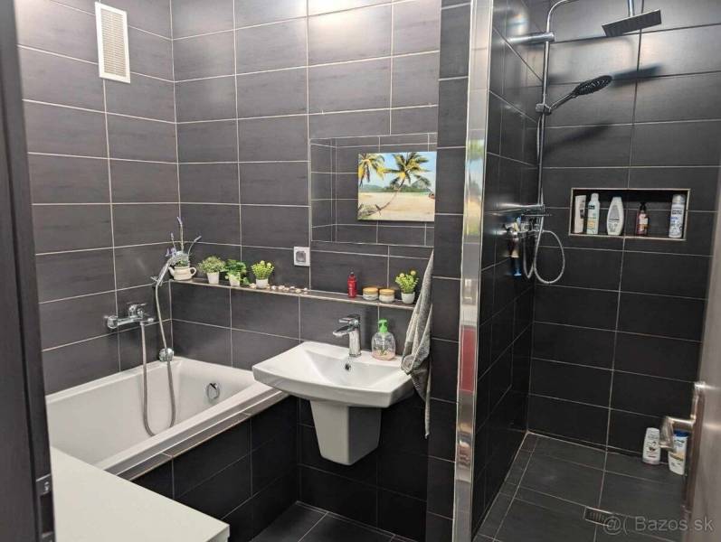 Predaj 3 izbový moderný byt v centre s balkónom - Moderne zariadená kúpeľňa so sprchou a vaňou v 3-izbovom byte, na ulici Okružná.