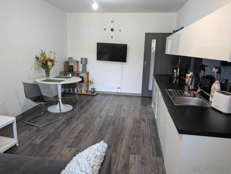 Predaj 3 izbový moderný byt v centre s balkónom - Obývacia časť 3-izbového bytu s jedálenským stolom na ulici Okružná.
