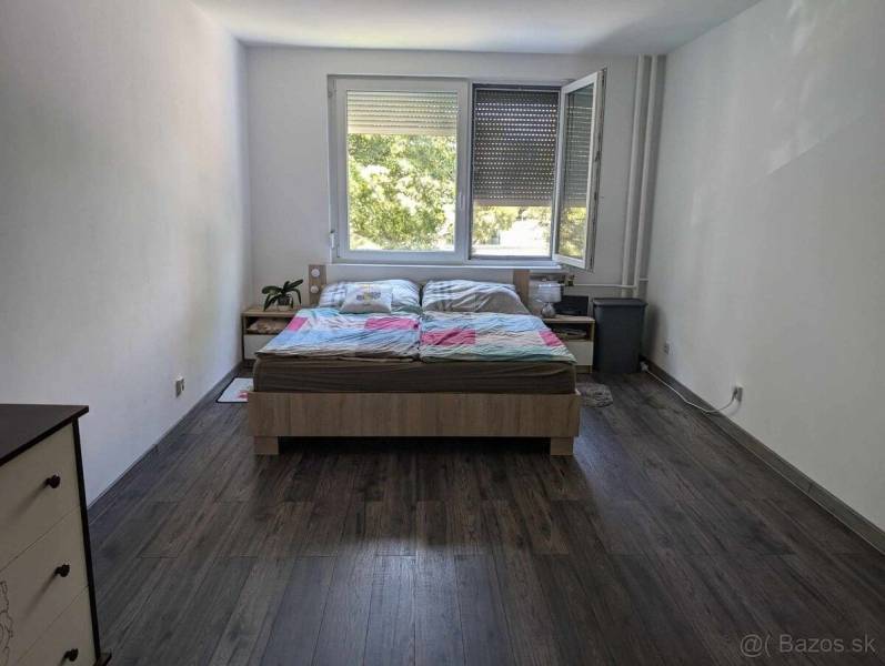 Predaj 3 izbový moderný byt v centre s balkónom - Svetlá izba s dvojposteľou pri okne, časť 3-izbového bytu na ulici Okružná.